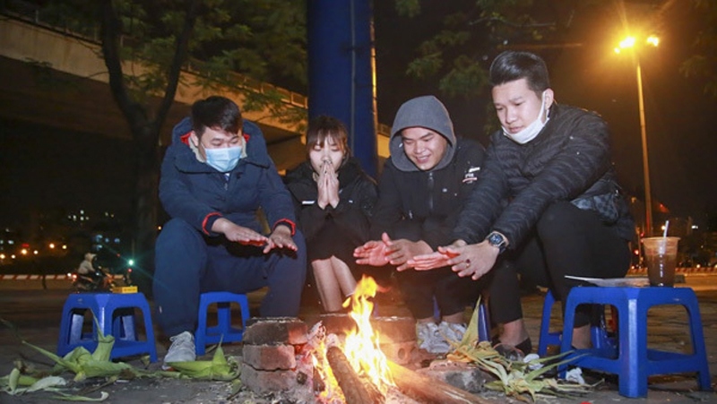 Hanoians fight off cold snap with bonfires